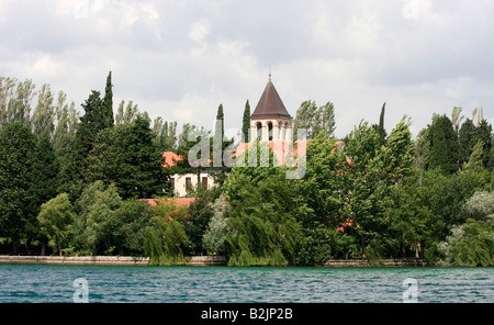 Innerhalb der Krka-Park, Kroatien ist die Insel Visovac, auf denen das berühmte Kloster 1445 von den Franziskaner-Orden gegründet. Stockfoto