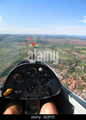 Sicht des Piloten Auge aus einem Segelflugzeug Cockpit während des Fluges in der Nähe des Flugplatzes. Hinweis der französischen Kulturlandschaft an einem sonnigen Tag Stockfoto