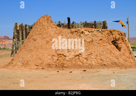 Männliche Hogan Navajo Winter Wohnung in Kayenta USA Stockfoto