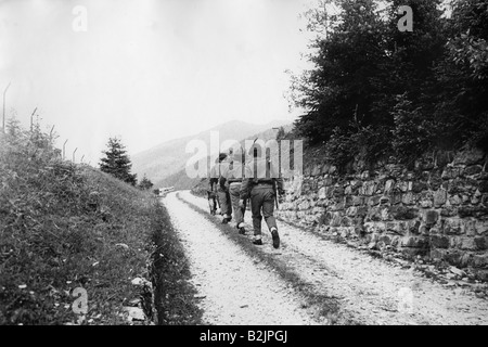 Geografie/Reisen, Italien, Politik, Südtirol, Konflikt in Südtirol, vier Soldaten auf Patrouille in Bergen, Grenze zu Österreich, Juni 1961, Stockfoto