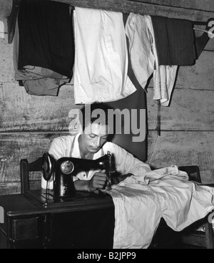 Geographie/Reisen, Nicaragua, Tradition/Folklore, Passionsspiel, Jesus Schauspieler, der sein Kostüm annäht, San Carlos, 1950er Jahre, Stockfoto