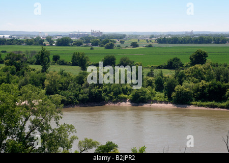 Schlammigen Missouri fließt durch Tal mit üppigen grünen Feldern South Sioux City, Nebraska Stockfoto