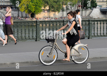 Ein französisches Mädchen, Radfahren auf einem Mietfahrrad 'Velib' in Zentral-Paris, Frankreich Stockfoto