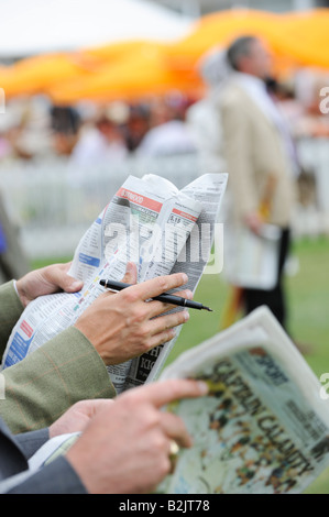 Glorious Goodwood: Börsenspekulanten Test der Form in eine Kopie der Racing Post. Stockfoto