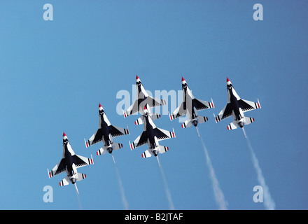 Niedrigen Winkel Ansicht der USAF Thunderbirds Team f-16 s Geschwader in Delta-Formation. Stockfoto