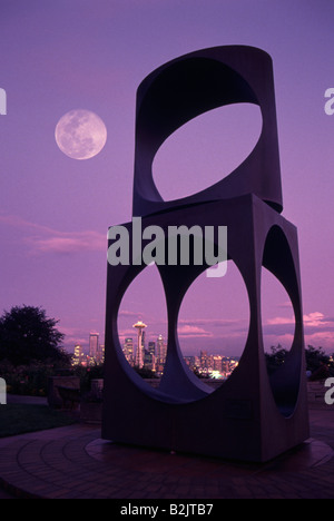 Seattle Space Needle und Full Moon Rising von Kerry Park durch eine große Skulptur. Stockfoto
