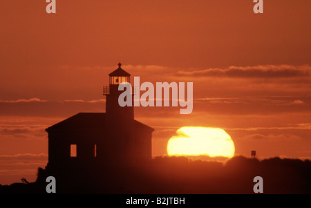 Coquille Fluss Leuchtturm Pazifischen Ozean Küste von Oregon bei Sonnenuntergang mit großen gelben Feuerball Stockfoto