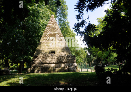 Eine Pyramide in der Parc Monceau in Paris, Frankreich Stockfoto