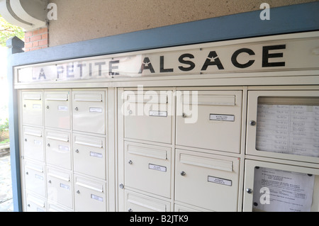 Mail-Boxen in einem der schönsten "HLM" (Regierung subventionierten Sozialwohnungen), genannt 'Petite Alsace"in Paris, Frankreich. Stockfoto