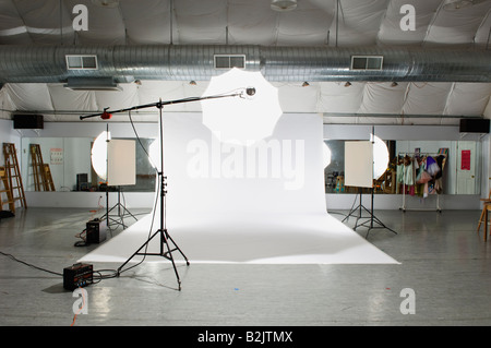 Fotostudio mit weißem Hintergrund und Blitzgeräte Stockfoto