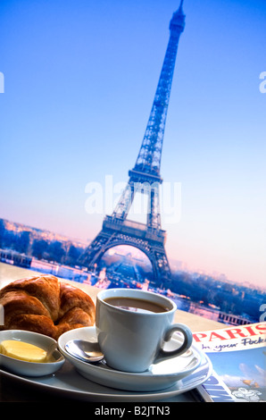 Paris kontinentales Frühstück mit Kaffee, Croissant und Butter auf Restaurant Café Bar-Tisch mit Eiffelturm im Hintergrund Stockfoto