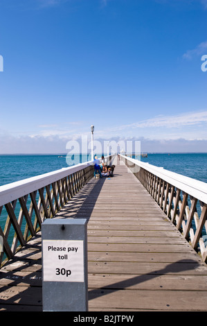 Menschen flanieren und entspannen auf dem Pier Yarmouth Isle Of Wight Vereinigtes Königreich Stockfoto