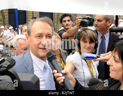 Porträt des Bürgermeisters von Paris, Bertrand Delanoë, Beantwortung von Interviews in den Medien. Stockfoto