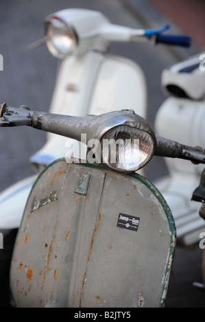 Ein Paar Vespa-Mopeds parkte vor „Jump the Gun“ im Stadtzentrum von Brighton. Stockfoto