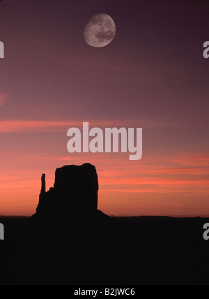 Mondaufgang im Monument Valley über eines der berühmten Mitten Buttes Stockfoto