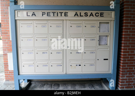 Mail-Boxen in einem der schönsten "HLM" (Regierung subventionierten Sozialwohnungen), genannt 'Petite Alsace"in Paris, Frankreich. Stockfoto