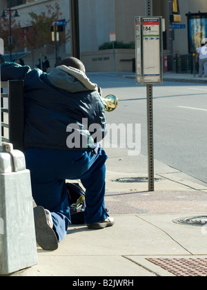 Am früher Nachmittag schoss des Mannes an Bushaltestelle Trompete in Dallas Texas Stockfoto