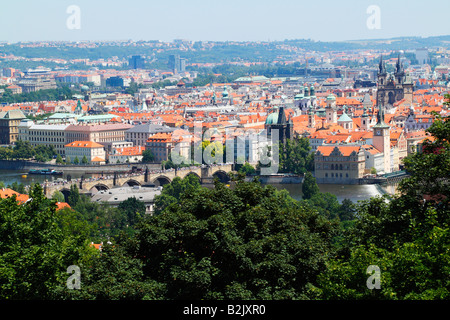 Erhöhten Blick auf die Karlsbrücke und der Teynkirche in Prag Altstadt von oben auf den Petrin-Hügel. Stockfoto