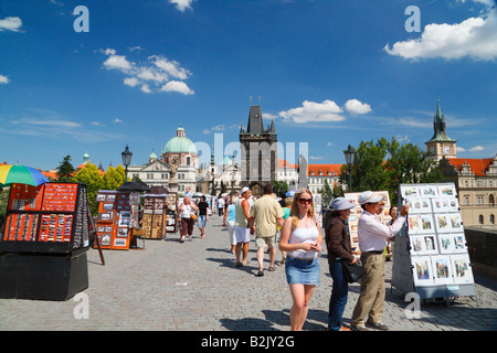 Die Karlsbrücke ein beliebtes Touristenziel in Prag mit viele Künstler und Handwerker, die ihre Kunstwerke verkaufen Stockfoto
