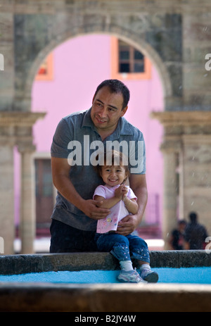 MEXIKANISCHEN Vater und Tochter spielen in der Nähe eines Brunnens in der historischen Stadt GUANAJUATO Mexiko Stockfoto