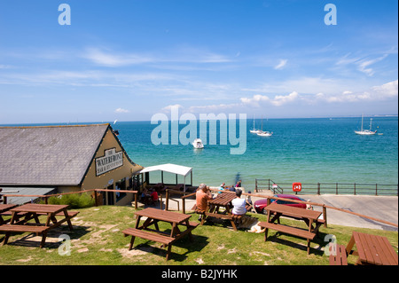 Bar und Restaurant THE WATERFRONT mit Blick auf Totland Bay im Ärmelkanal Isle Of Wight United Kingdom Stockfoto