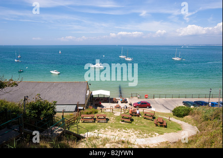 Bar und Restaurant THE WATERFRONT mit Blick auf Totland Bay im Ärmelkanal Isle Of Wight United Kingdom Stockfoto