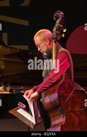 DAVE HOLLAND spielt den Bass auf der JIMMY LYONS Bühne anlässlich des 50. Jahrestages MONTEREY JAZZ FESTIVAL MONTEREY in Kalifornien Stockfoto