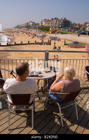 Menschen am Southwold Pier Look Out Over Strand an einem heißen Sommertag Stockfoto