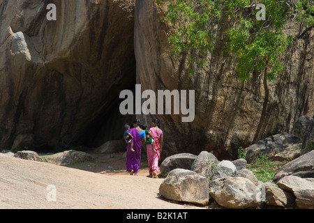 Indische Frauen gehen mit ihren Babys in Mamallapuram Süd-Indien Stockfoto