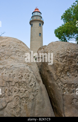 Neuer Leuchtturm 1901 und hinduistischen Felszeichnungen in Mamallapuram Südindien Stockfoto