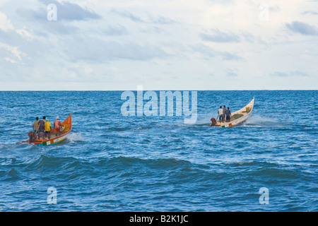 Angeln Boote aufbrechen, um Fische vom Strand in Mamallapuram Süd-Indien Stockfoto