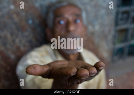 Alten Obdachlosen Mann betteln auf den Straßen von Mumbai Indien Stockfoto