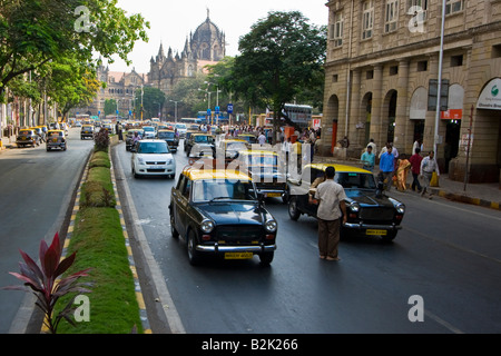 Straßenszene vor Chhatrapati Shivaji Bahnhof in Mumbai-Indien Stockfoto