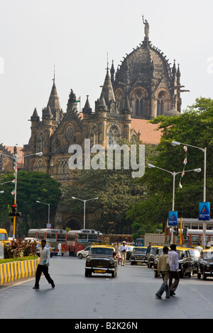 Straßenszene vor Chhatrapati Shivaji Bahnhof in Mumbai-Indien Stockfoto