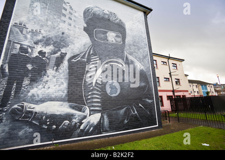 Das Benzin Bomber Wandbild durch die Bogside Artists, die Szenen aus der Schlacht des Bogside, Bogside, Derry, Nordirland Stockfoto