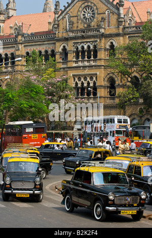 Straßenszene vor Chhatrapati Shivaji Bahnhof in Mumbai-Indien Stockfoto