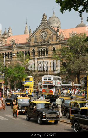 Straßenszene vor Chhatrapati Shivaji Bahnhof in Mumbai-Indien Stockfoto