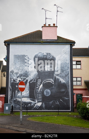 Das Benzin Bomber Wandbild durch die Bogside Artists, die Szenen aus der Schlacht des Bogside, Bogside, Derry, Nordirland Stockfoto