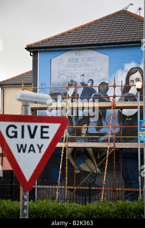 Das Wandbild Bernadette, durch die Bogside Artists, mit Szenen aus der Schlacht des Bogside, Derry, Nordirland, Vereinigtes Königreich Stockfoto