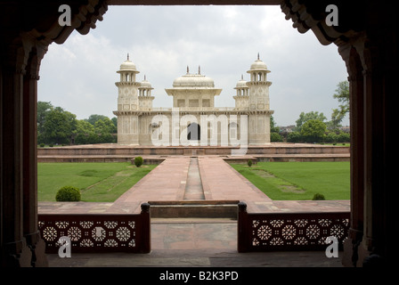 Itmad-Ud-Daulah Häuser, Mirza Ghiyas Beg (Nur Jahans Vater) und seine Frau Asmat Begum Grab in Agra. Auch bekannt als Baby Taj. Stockfoto