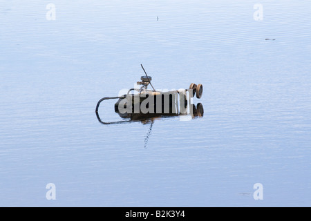 Babys Kinderwagen in einem See aufgegeben. Stockfoto