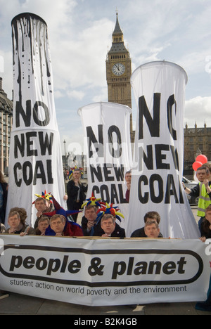 Fossil Fools Day Demonstration gegen den Klimawandel mit "No neue Kohle" Kühltürme und Big Ben Stockfoto