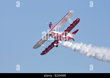 Eine Boeing PT17 Stearman der UK s Guinot Kunstflugstaffel mit seiner Flügel Walker durchführen Stockfoto