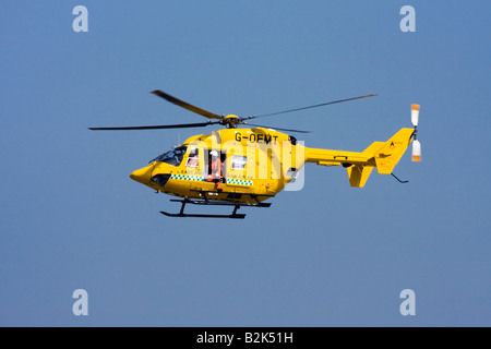 Die UK s East anglian Air Ambulance Helikopter ein MBB Kawasaki BK117 Stockfoto