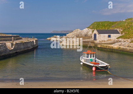 Ballintoy Harbour und Angeln Boot Ballintoy Ballycastle County Antrim Nordirland Großbritannien GB EU Europa Stockfoto