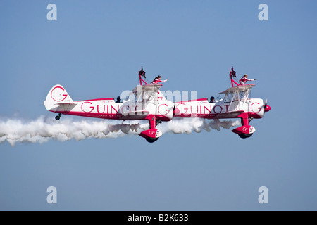 2 x Boeing PT17 Stearman der UK s Guinot Kunstflug-team mit ihren Flügel Wanderer durchführen Stockfoto