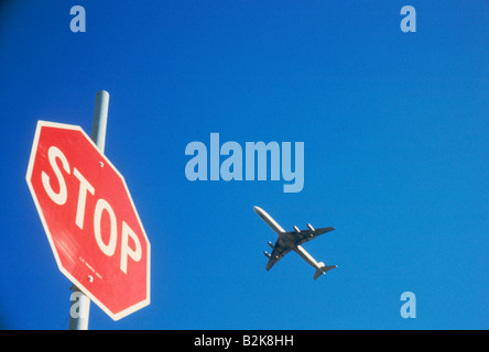 Passagier-Jet fliegt über Stop-Schild Stockfoto