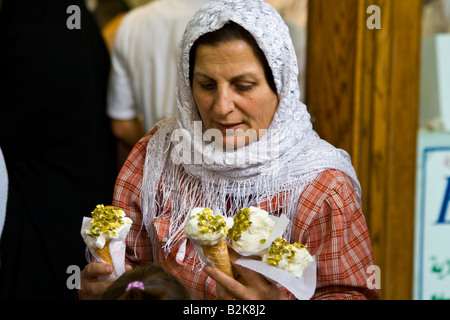 Frau mit Eis aus Bekdach eine Eisdiele in der Hamidiyya Souk in Damaskus Syrien Stockfoto