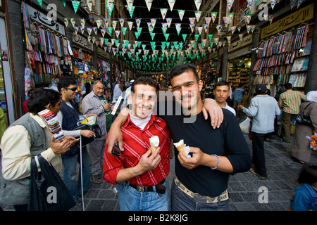 Zwei junge Männer aus Bekdach Eis Eis essen Cream Parlour in Hamidiyya Souk in Damaskus Syrien Stockfoto