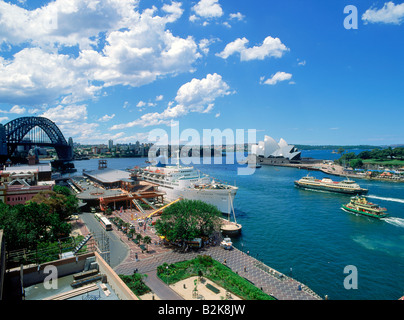 Fahrgastschiffe und Fähren am Sydney Harbor Kai mit Opernhaus Stockfoto